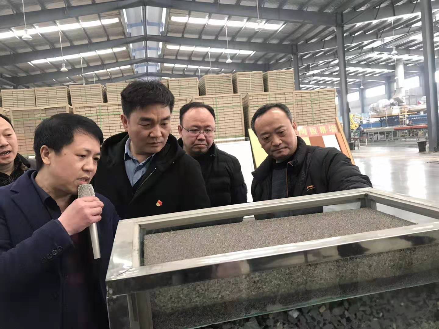 修武縣委常委，縣政府常務(wù)副縣長千懷貴眾光公司考察調(diào)研
